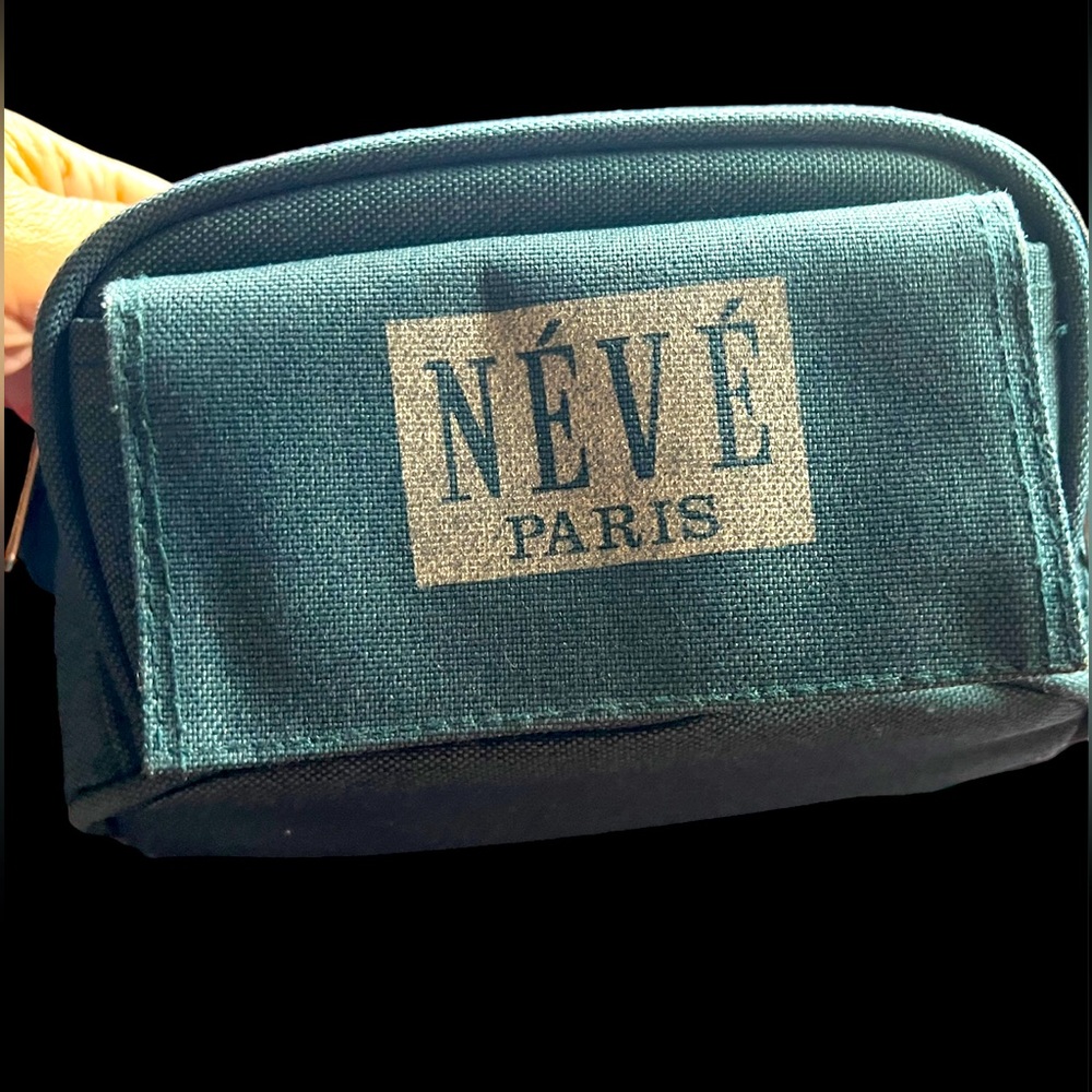 Neve Paris
